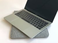 Skræddersyet laptop sleeve | lavet af filt og økologisk bomuld | lysegrå - Spor | Model "LET"