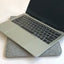 Skræddersyet laptop sleeve | lavet af filt og økologisk bomuld | lysegrå - Former | Model "LET"