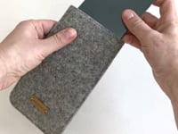 Etui til mobiltelefon | fremstillet af filt og økologisk bomuld | lysegrå - tracks | "LET"-model