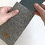 Mobiletui til iPhone 12 mini | fremstillet af filt og økologisk bomuld | lysegrå - shapes | "LET"-model