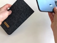 Mobiletui til iPhone 13 Pro Max | fremstillet af filt og økologisk bomuld | antracit - tracks | "LET"-model