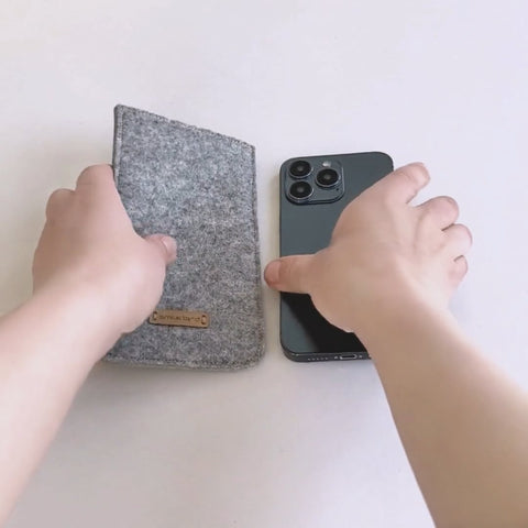 Etui til mobiltelefon | fremstillet af filt og økologisk bomuld | lysegrå - bloom | "LET"-model