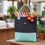 Filz Shopper Tasche in dunklem Design mit türkisfarbenem Kork gefüllt mit Obst und Gemüse auf dem Wochenmarkt