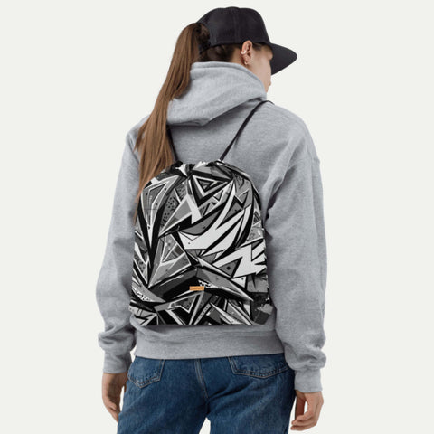 Turnbeutel mit grauem Kantendesign wird über der Schulter getragen.