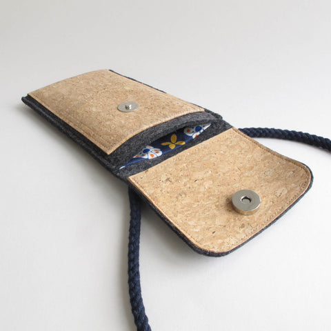 Skuldercover til iPhone 14 | lavet af filt og økologisk bomuld | antracit - blomst | Model KEDJA