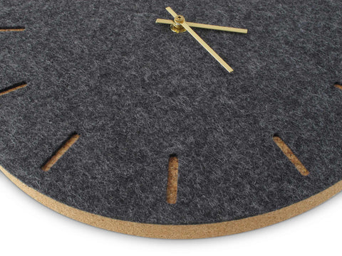 Vægur lavet af filt og kork 30 cm | antracit - guld | Design: København