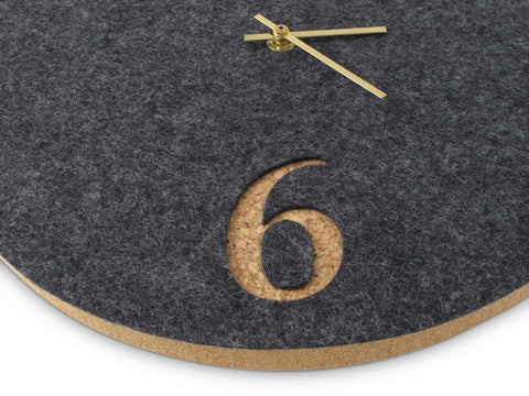 Vægur lavet af filt og kork 30 cm | antracit - guld | Design: Aarhus