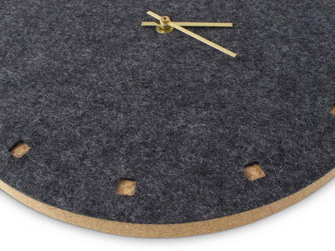 Vægur lavet af filt og kork 30 cm | antracit - guld | Design: Esbjerg