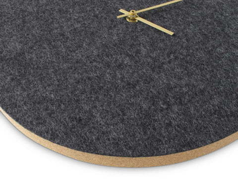 Vægur lavet af filt og kork 30 cm | antracit - guld | Design: Aalborg