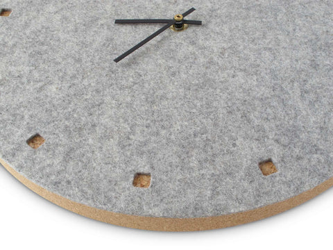 Vægur lavet af filt og kork 30 cm | lysegrå - sort | Design: Esbjerg