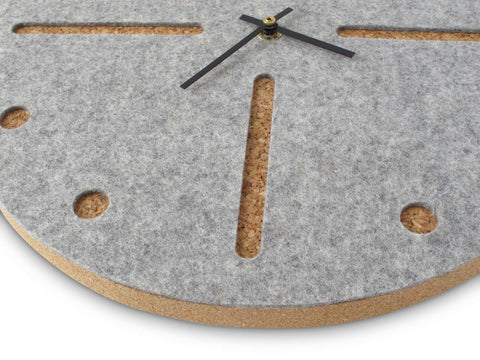 Vægur lavet af filt og kork 30 cm | lysegrå - sort | Design: Odense