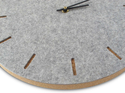 Vægur lavet af filt og kork 30 cm | lysegrå - sort | Design: København