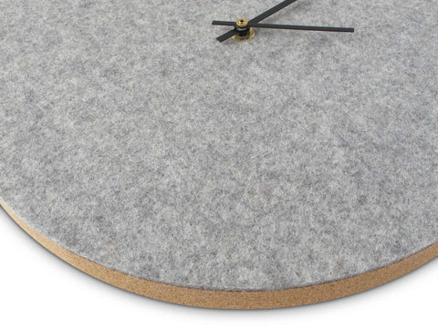 Vægur lavet af filt og kork 30 cm | lysegrå - sort | Design: Aalborg