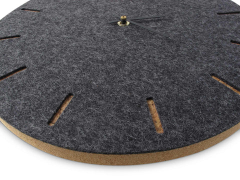 Vægur lavet af filt og kork 30 cm | antracit - sort | Design: København