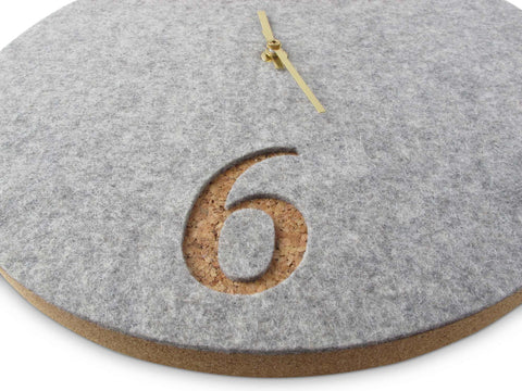 Vægur lavet af filt og kork 30 cm | lysegrå - guld | Design: Aarhus