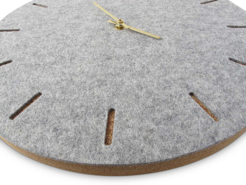 Vægur lavet af filt og kork 30 cm | lysegrå - guld | Design: København