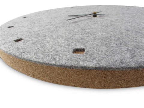 Vægur lavet af filt og kork 30 cm | lysegrå - sort | Design: Esbjerg
