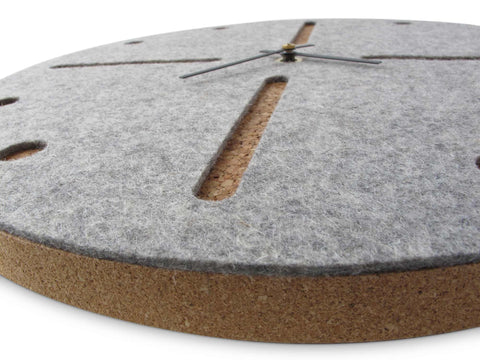 Vægur lavet af filt og kork 30 cm | lysegrå - sort | Design: Odense