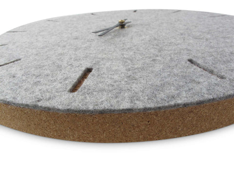 Vægur lavet af filt og kork 30 cm | lysegrå - sort | Design: København