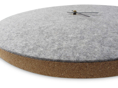 Vægur lavet af filt og kork 30 cm | lysegrå - sort | Design: Aalborg