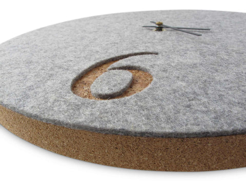 Vægur lavet af filt og kork 30 cm | lysegrå - sort | Design: Aarhus
