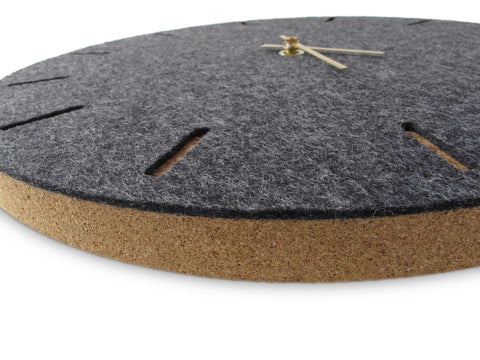 Vægur lavet af filt og kork 30 cm | antracit - guld | Design: København