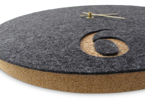 Vægur lavet af filt og kork 30 cm | antracit - guld | Design: Aarhus