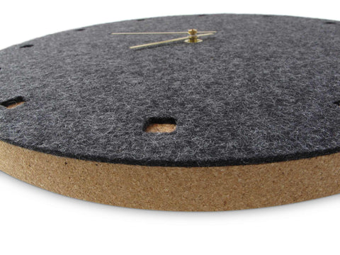Vægur lavet af filt og kork 30 cm | antracit - guld | Design: Esbjerg