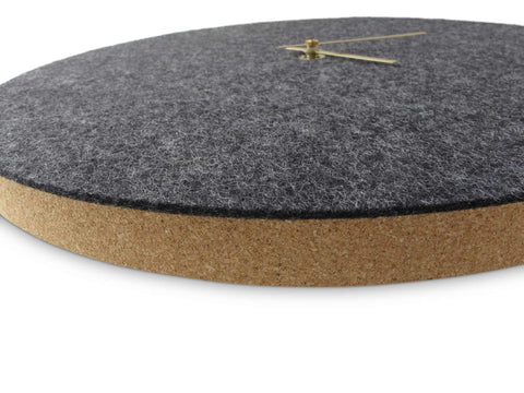Vægur lavet af filt og kork 30 cm | antracit - guld | Design: Aalborg
