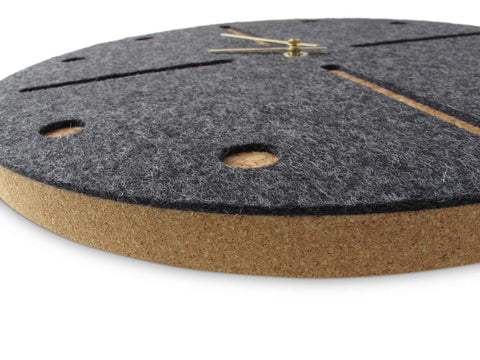 Vægur lavet af filt og kork 30 cm | antracit - guld | Design: Odense