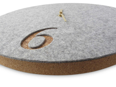 Vægur lavet af filt og kork 30 cm | lysegrå - guld | Design: Aarhus