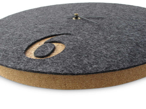 Vægur lavet af filt og kork 30 cm | antracit - sort | Design: Aarhus