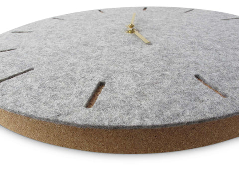 Vægur lavet af filt og kork 30 cm | lysegrå - guld | Design: København