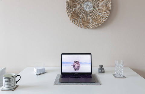 Måtte til MacBooks lavet af filt og kork | 26x38cm | lysegrå