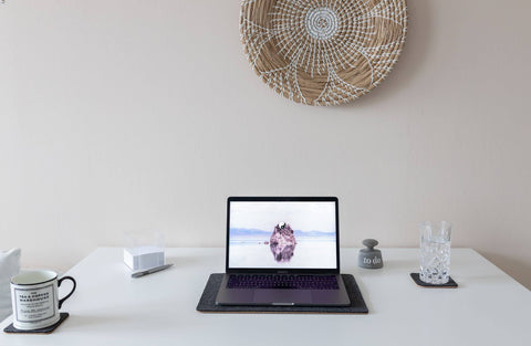 Måtte til MacBooks lavet af filt og kork | 26x38cm | antracit