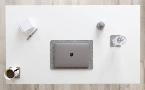Måtte til MacBooks lavet af filt og kork | 26x38cm | lysegrå