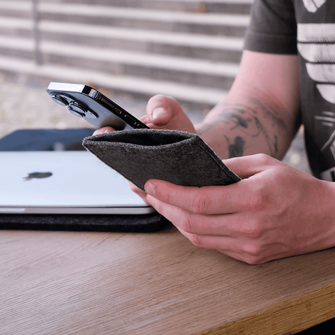 Etui til mobiltelefon | fremstillet af filt og økologisk bomuld | antracit - tracks | "LET"-model