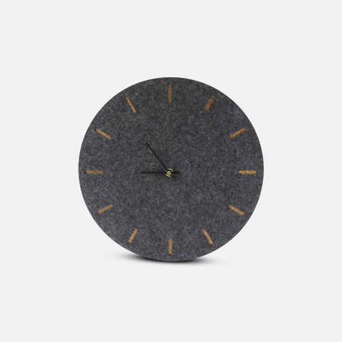 Vægur lavet af filt og kork 30 cm | antracit - sort | Design: København