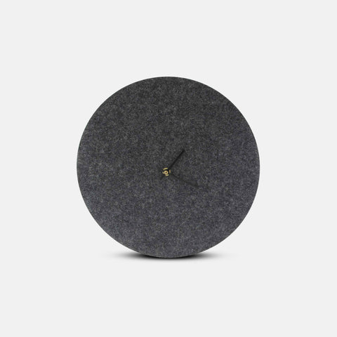 Vægur lavet af filt og kork 30 cm | antracit - sort | Design: Aalborg