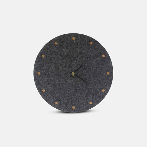 Vægur lavet af filt og kork 30 cm | antracit - sort | Design: Esbjerg