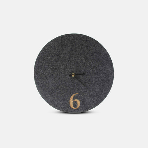 Vægur lavet af filt og kork 30 cm | antracit - sort | Design: Aarhus