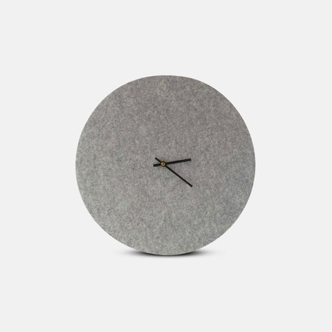 Vægur lavet af filt og kork 30 cm | lysegrå - sort | Design: Aalborg