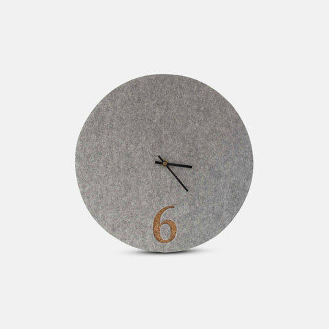 Vægur lavet af filt og kork 30 cm | lysegrå - sort | Design: Aarhus