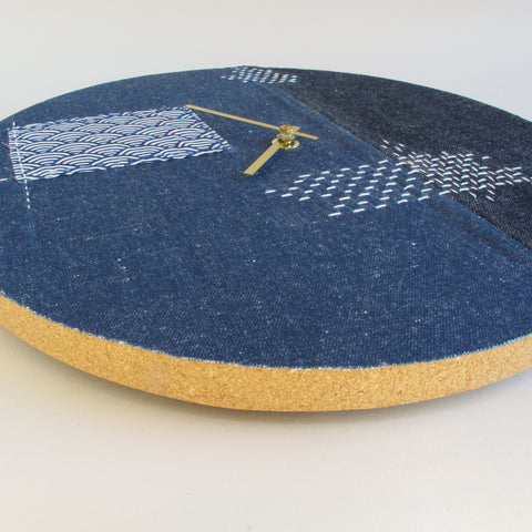 Vægur Wabi Sabi Denim rundt 30 cm | Denim - Guld | Design: Fukuoka