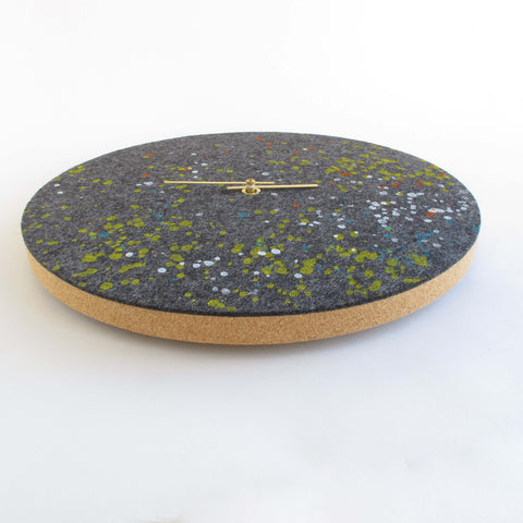Filt og kork vægur 30 cm | Design "Dots" af Anja Streese