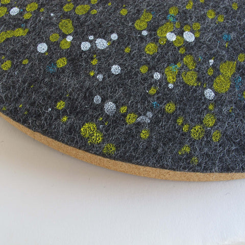 Filt og kork vægur 30 cm | Design "Dots" af Anja Streese
