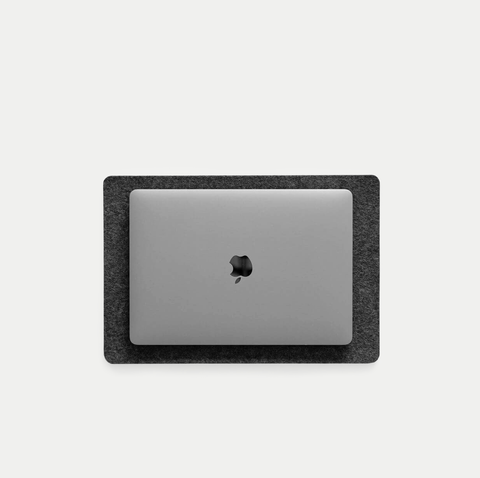Måtte til MacBooks lavet af filt og kork | 26x38cm | antracit