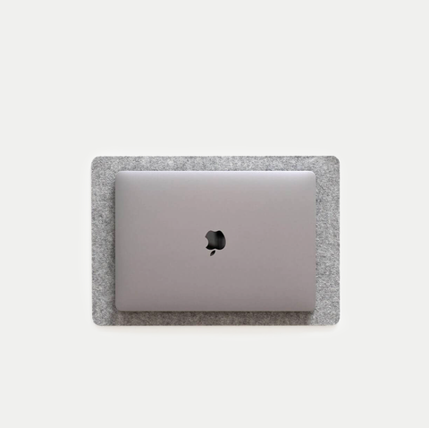 Måtte til MacBooks lavet af filt og kork | 26x38cm | lysegrå