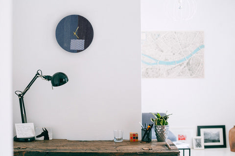 Vægur Wabi Sabi Denim rundt 30 cm | Denim - Guld | Design: Fukuoka