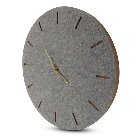 Vægur lavet af filt og kork 30 cm | lysegrå - guld | Design: København
